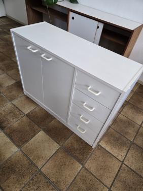 Wit buro, kastje en klapstoel. gebruikt maar nog netjes