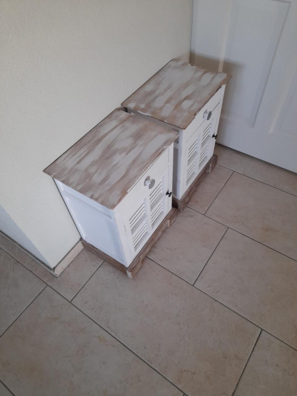 2 nachtkastjes (in goede nette staat) 28 x 38 x 52H