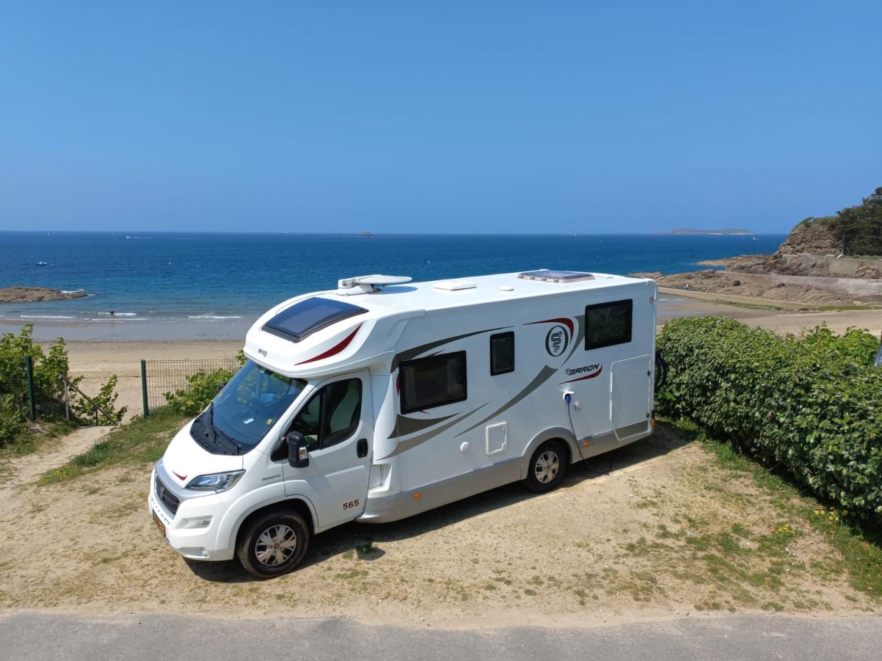 Camper 6,99m te koop met lengtebedden