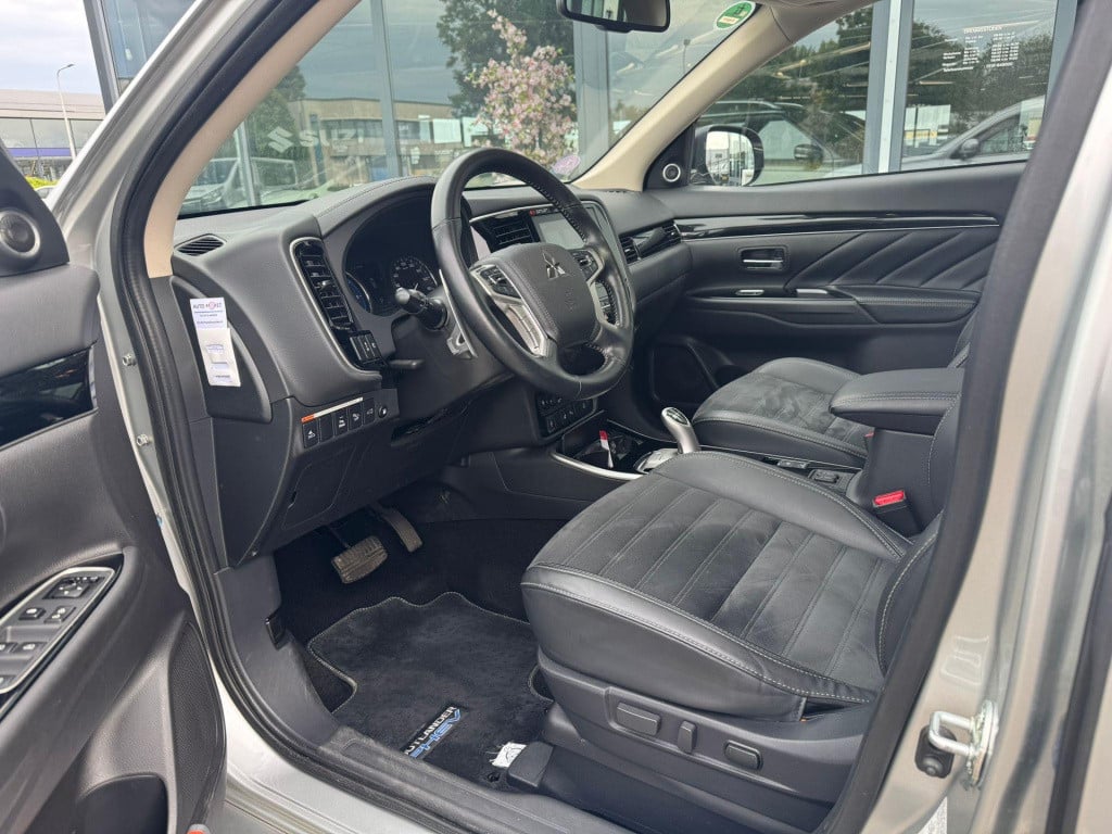 Mitsubishi Outlander 2.4 phev intense+