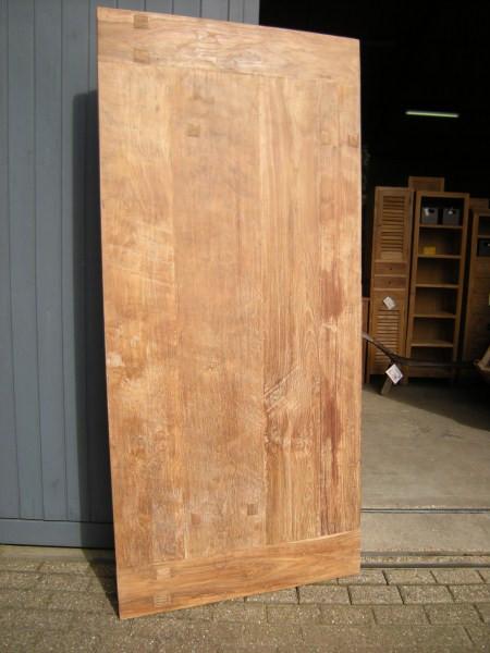 OP ZOEK NAAR EEN MOOIE EETKAMERTAFEL....