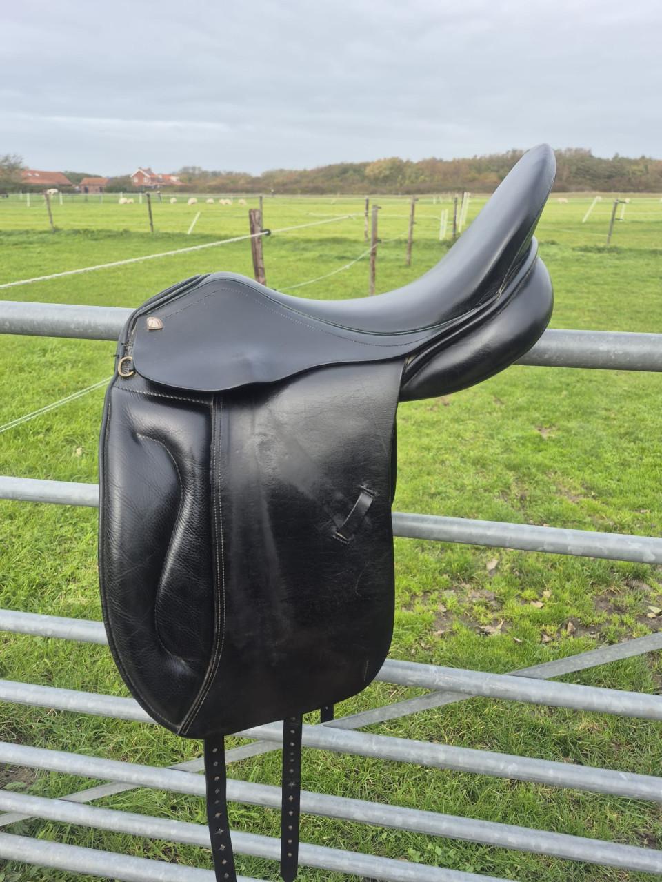 Te koop: zeer net dressuur zadel