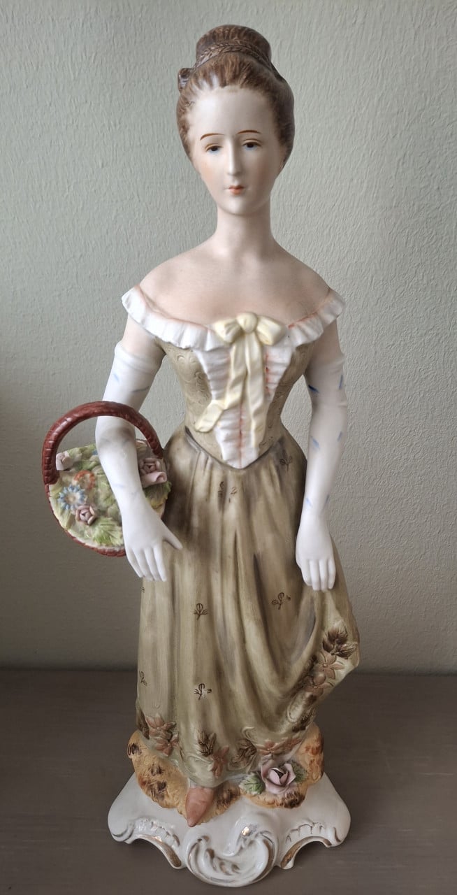 Beeldje: Vrouw met mand