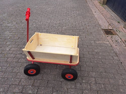 Goede en solide houten bolderkar op luchtbanden