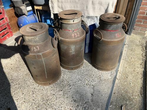 3 Melkbussen, metaal