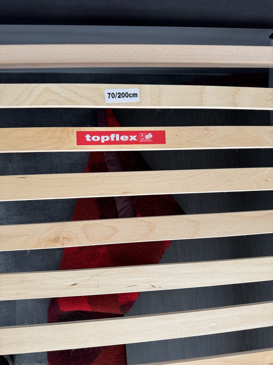 Te koop Bedframe metaal 140x200 met lattenbodems en IKEA matras