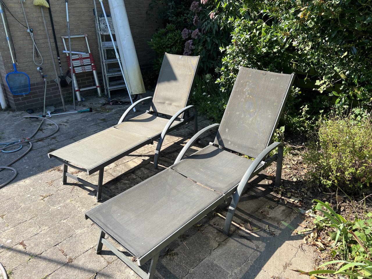 GERESERVEERD. Gratis tuin ligstoelen zonder kussens