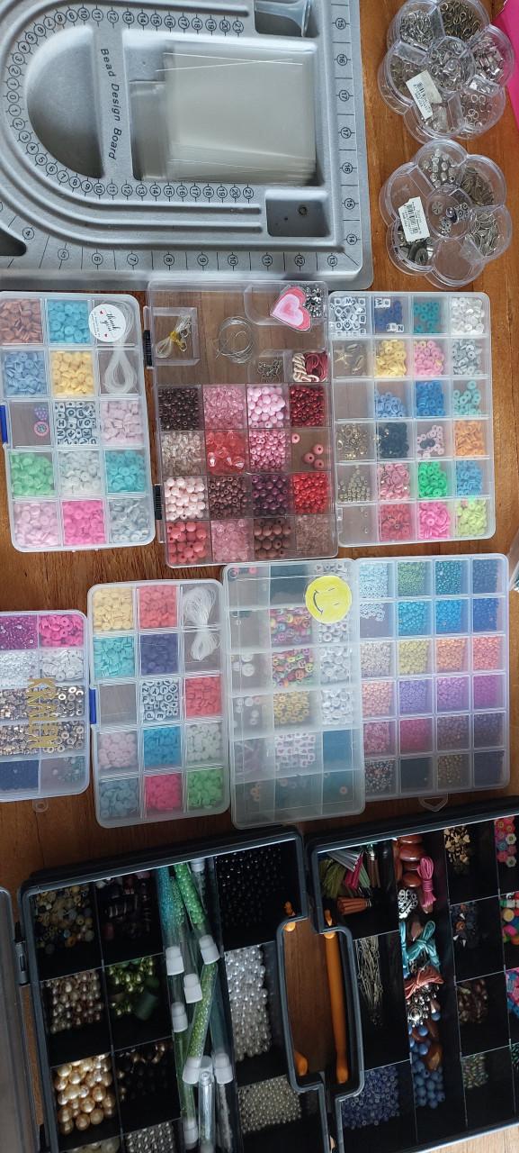 Grote set kralen met kralenbord