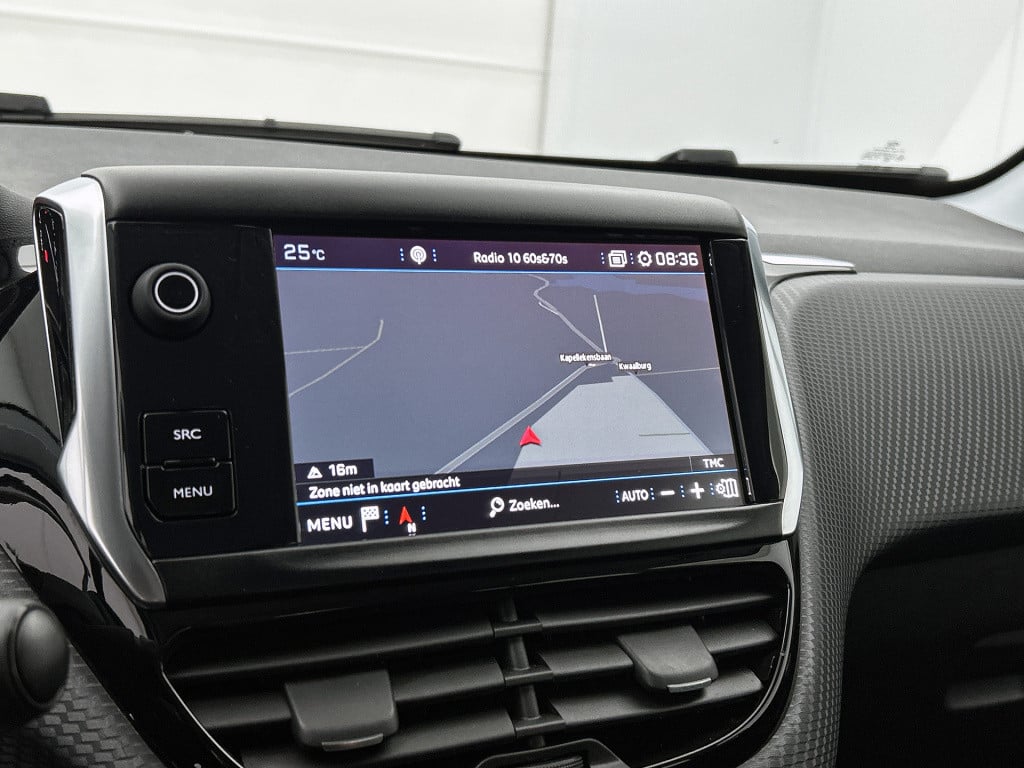Peugeot 208 82pk allure | rijklaar | navi | parkeersensoren | trekhaak vast