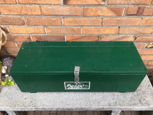 Groene houten gereedschap kist.