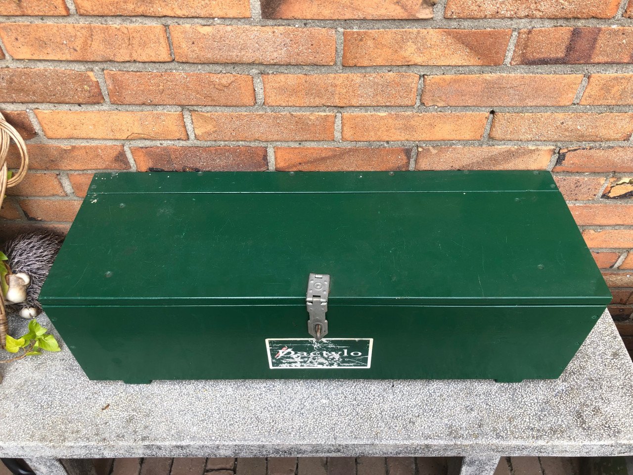 Groene houten gereedschap kist.