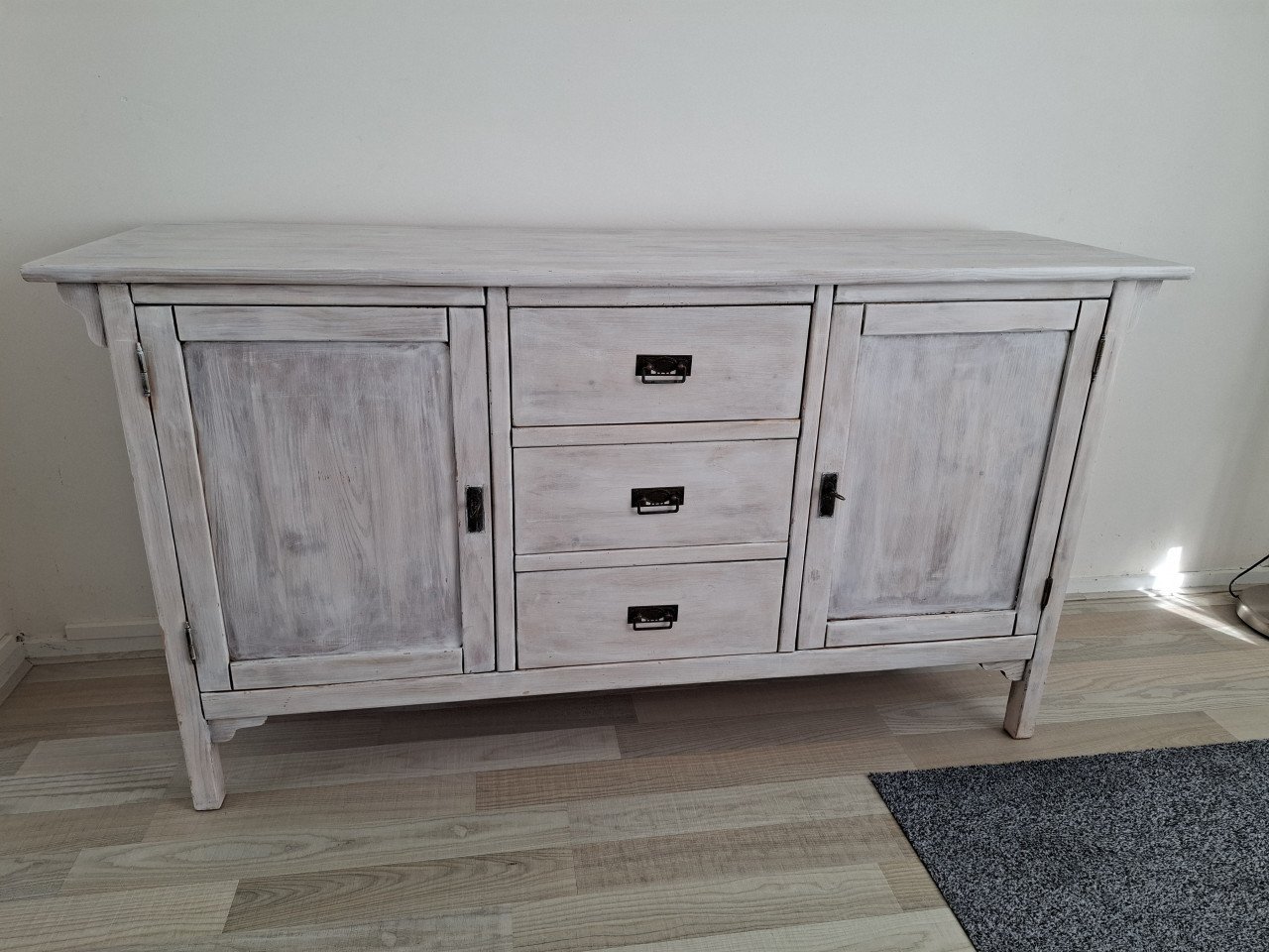 White wash dressoir