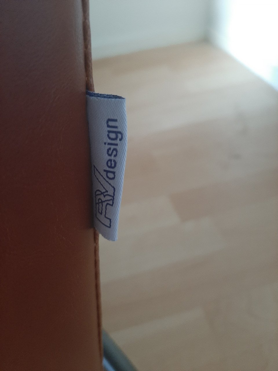 2 lounge stoelen, kleur bruin, merk RV design