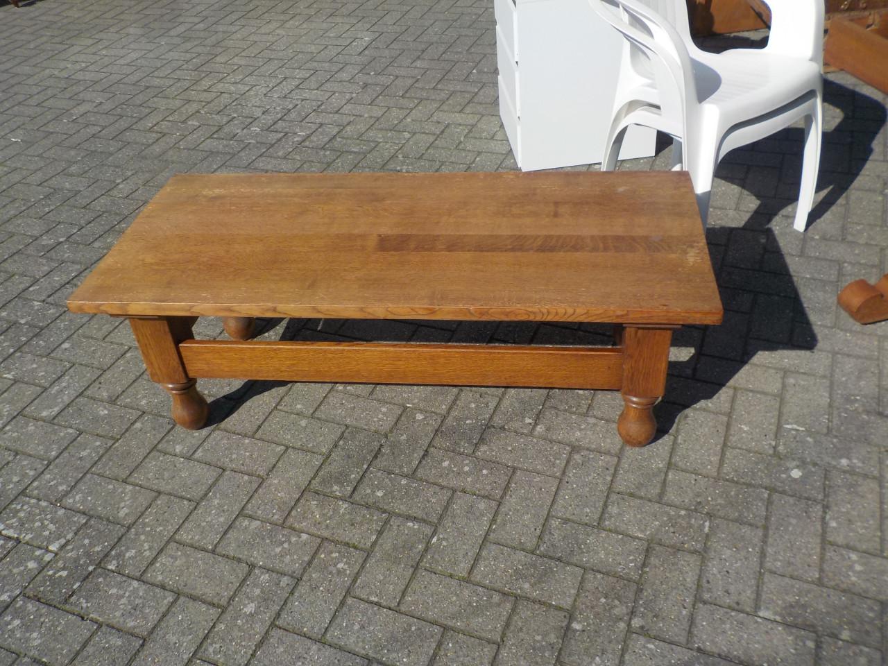 Geheel massief eiken salontafel in goede staat 58 x 130 cm