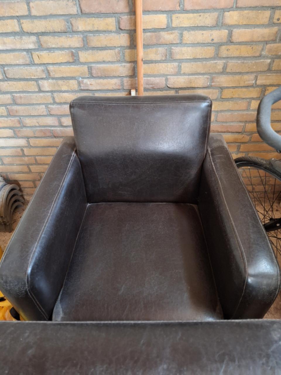 2 nette kunstlederen fauteuils aangeboden