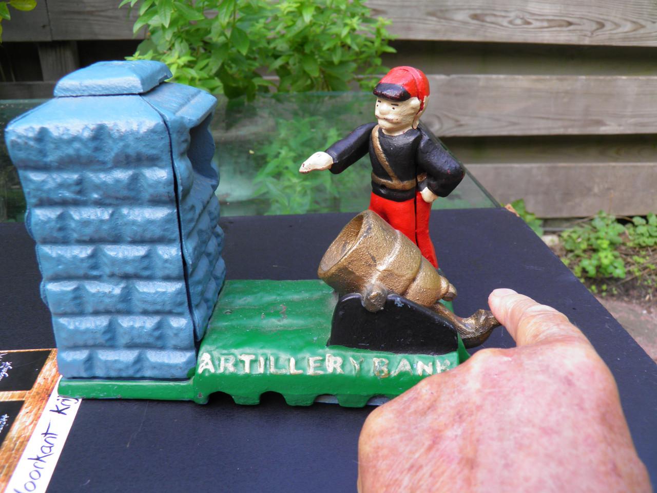 Antieke gietijzeren Artillery Bank spaarpot
