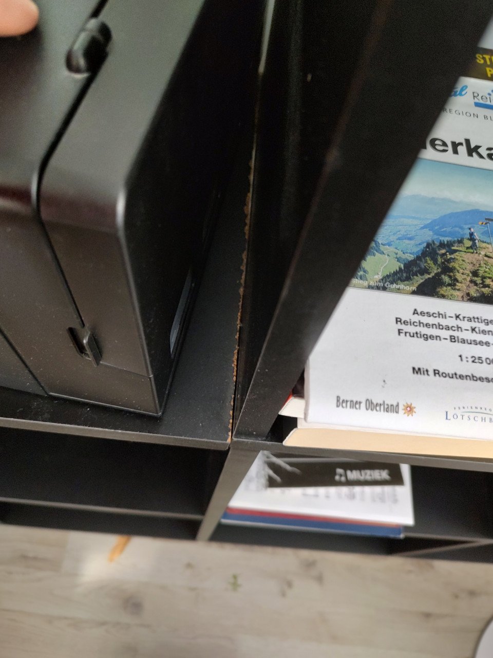 Zwarte vakkenkast, boekenkast