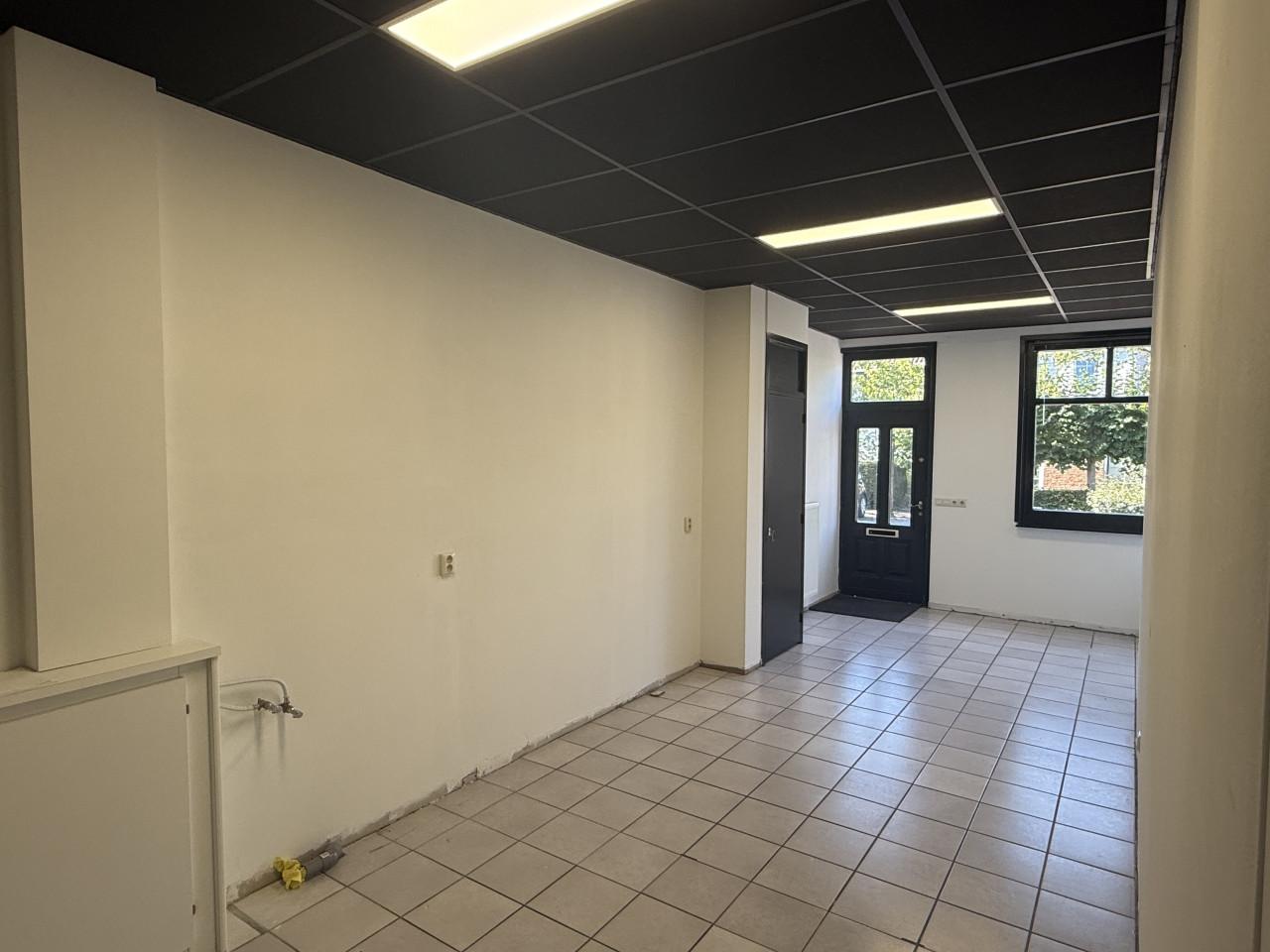 Te huur representatieve 85m2 kantoor/parktijk/winkelruimte