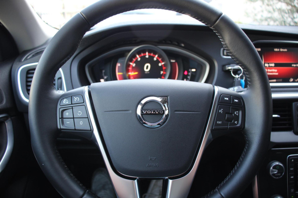 Volvo V40 1.5 t2 momentum automaat - pdc rondom + camera - full led - navi 