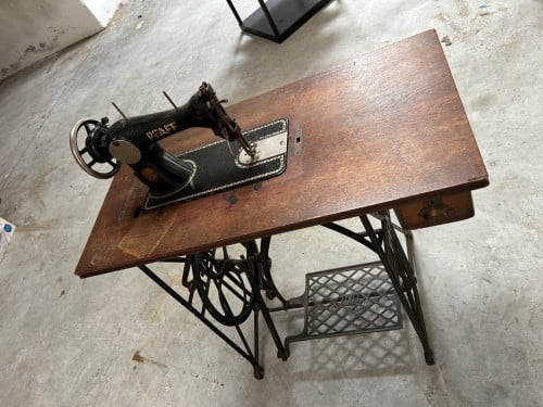 Oude naaimachine . merk Pfaff.