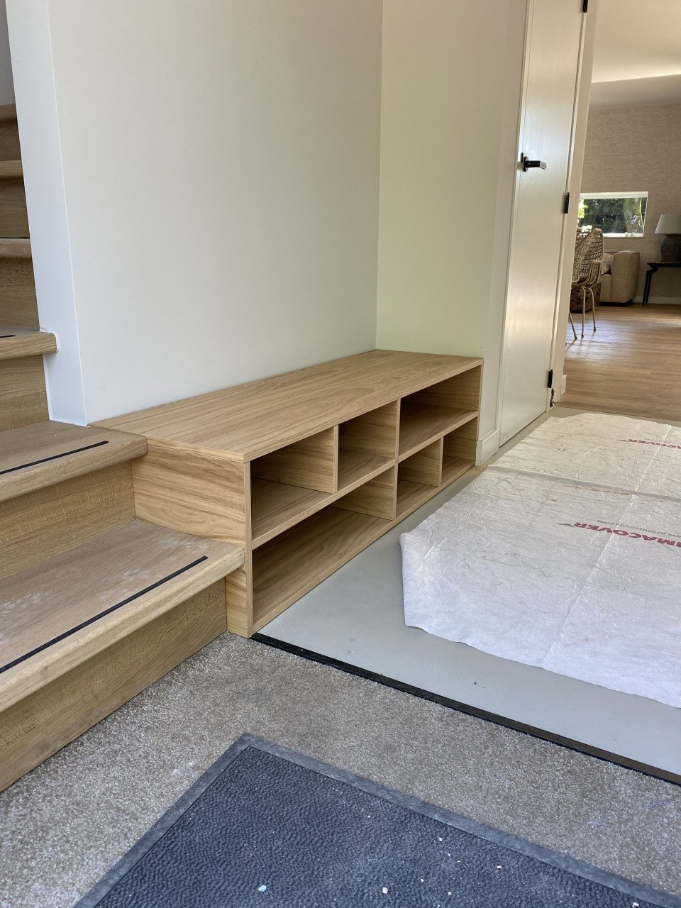 Maatwerk keukens en kasten. Ook doen wij wrappen, behangen en schilderen