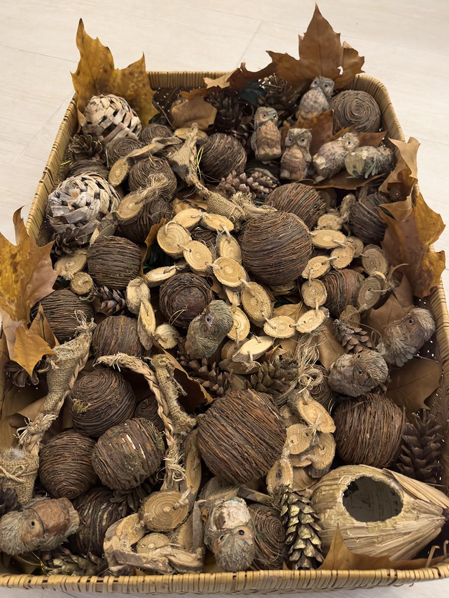 Kerstboom decoratie van natuurlijke materialen