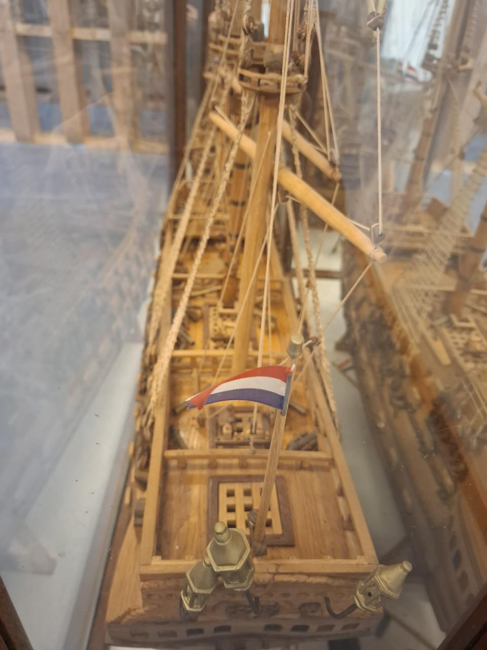 Unieke handgemaakte modelboot, spiegelschip Friesland 1665