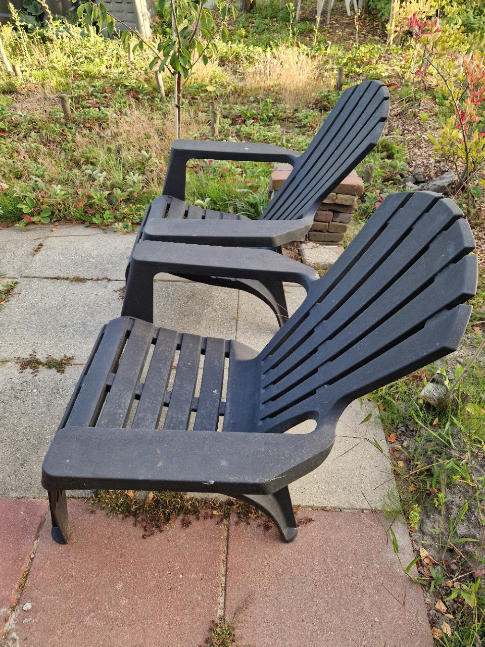 Twee antraciet kunststof lounge tuinstoelen voor 15 euro!