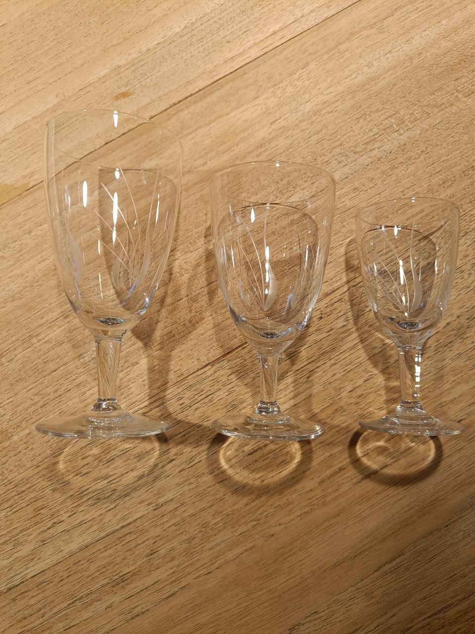 Fijne glazen, meerdere modellen, met gravering