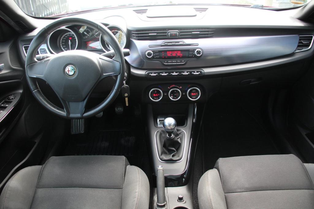 Alfa Romeo Giulietta 1.4 turbo turismo -170 pk - trekhaak - panoramadak - p