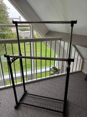 Kledingrek ( 5 beschikbaar €20 per stuk )