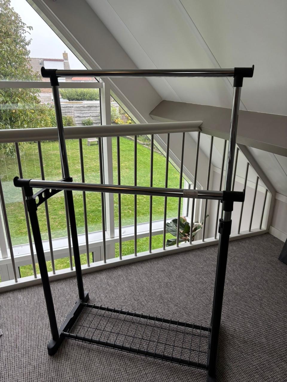 Kledingrek ( 5 beschikbaar €20 per stuk )