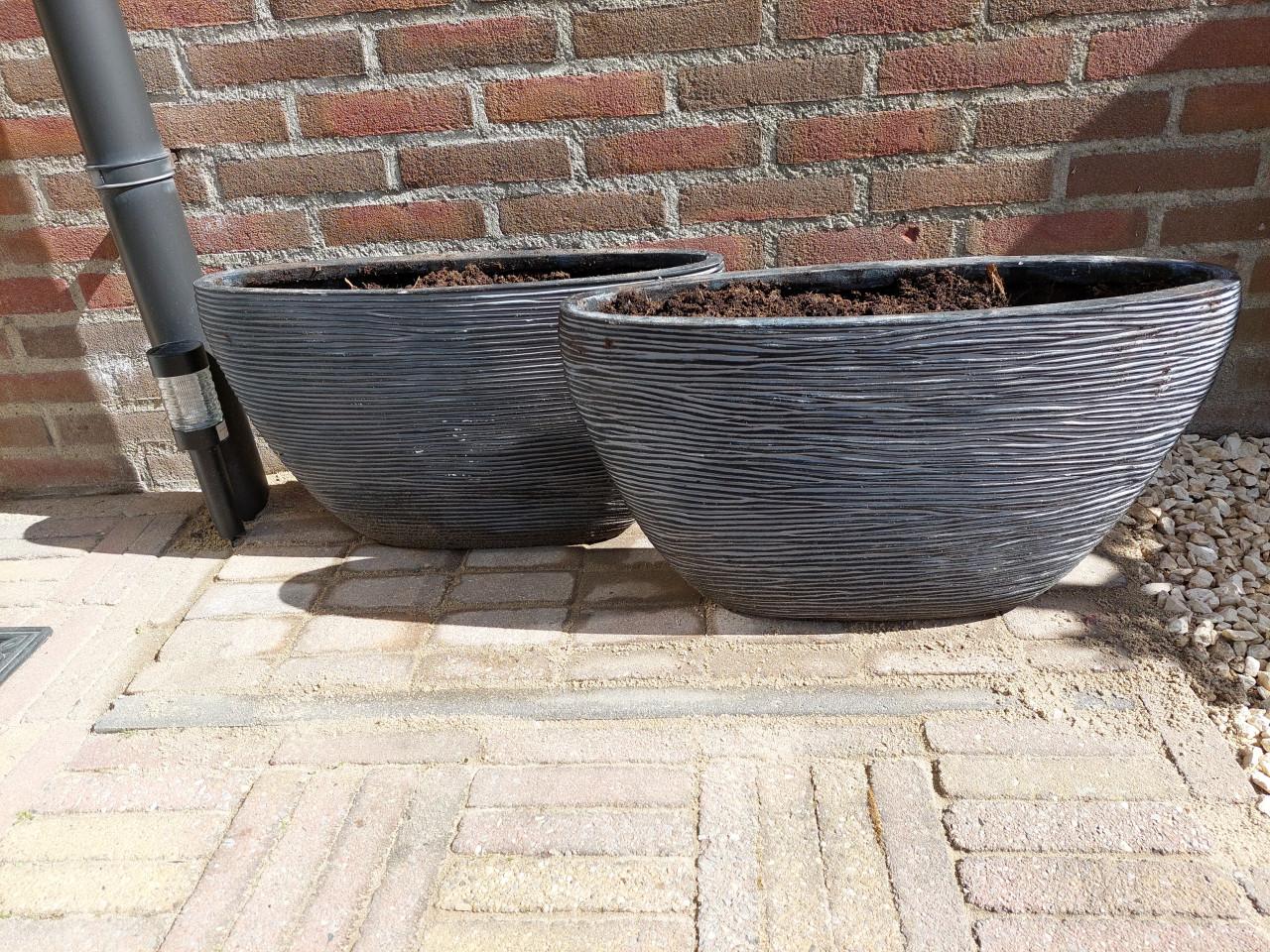 2 zwart/antraciet stenen plantenbakken in goede staat