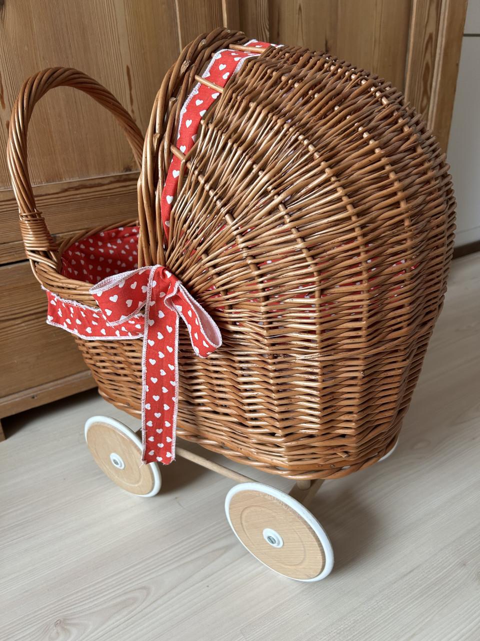 Rieten poppenwagentje,