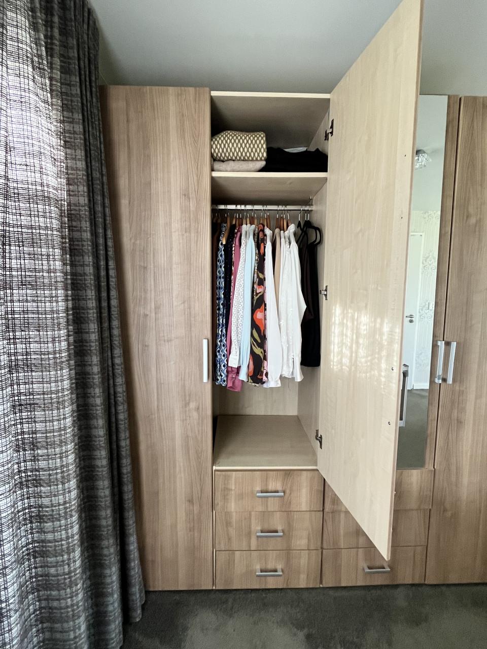 Kledingkast en nachtkastjes