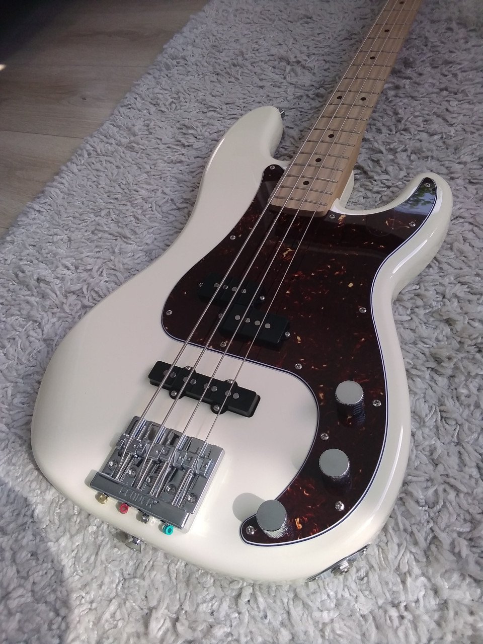 Squier Affinity PJ Bass Olympic White 2024 met upgrades, ZGAN