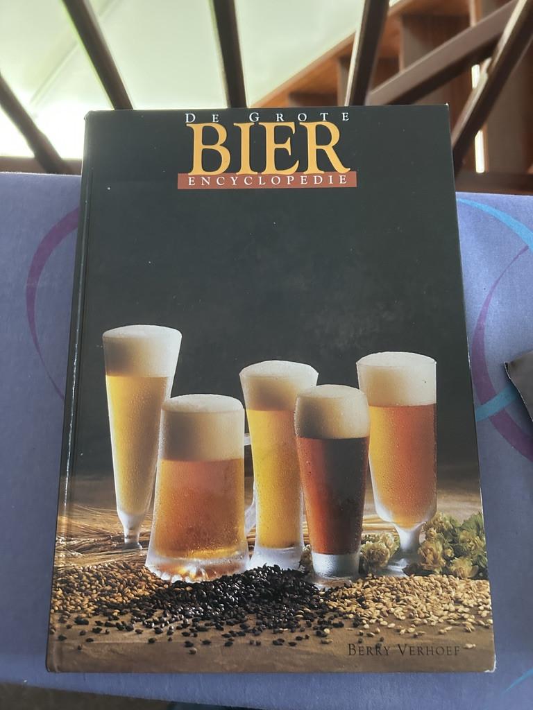 De grote BIER ENCYCLOPEDIE incl 4 glazen mouterij THE SWAEN