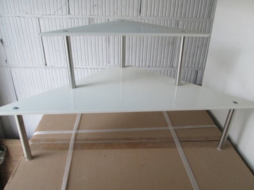 2 metalen hoek etagere's