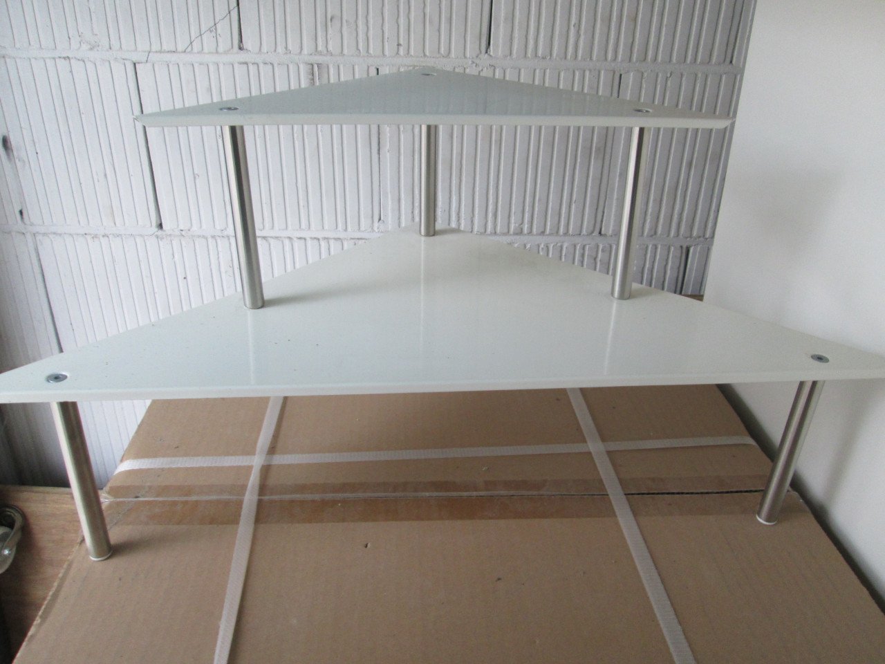 2 metalen hoek etagere's