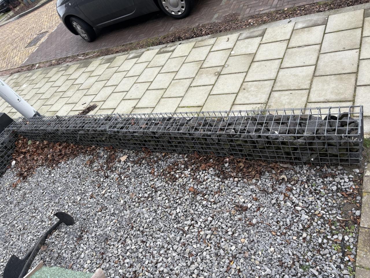 Schanskorfjes gevuld met stenen - nette staat - zie foto's