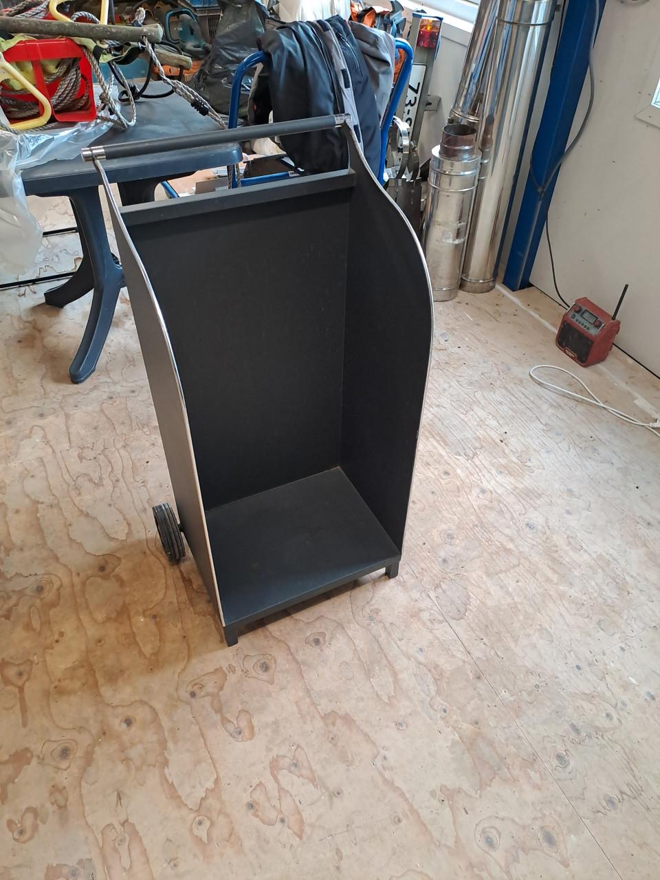 Haardhoutbak met wielen