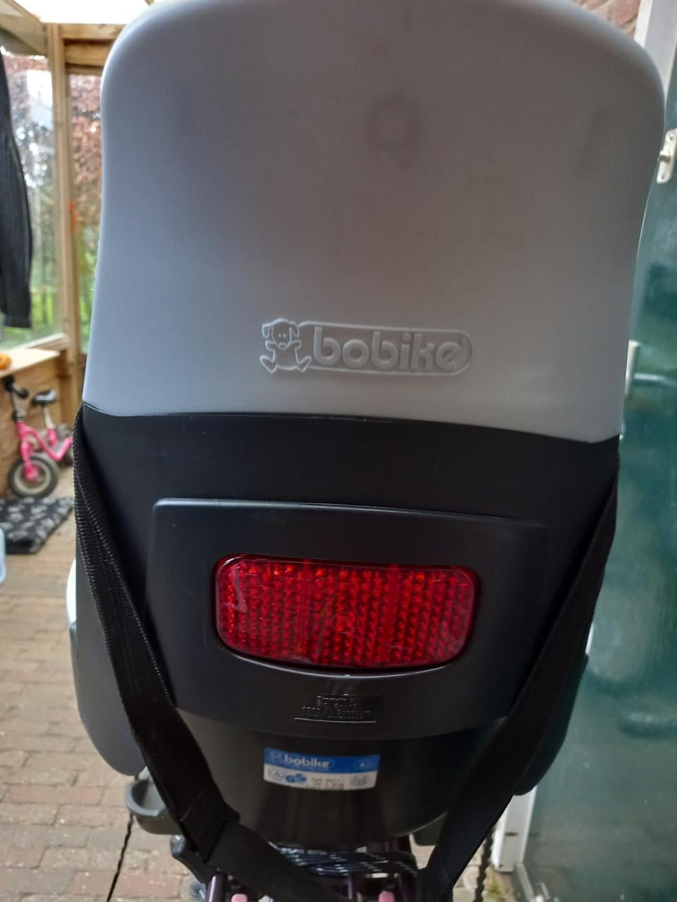 Mooie mamafiets met kinderstoeltjes voor en achter