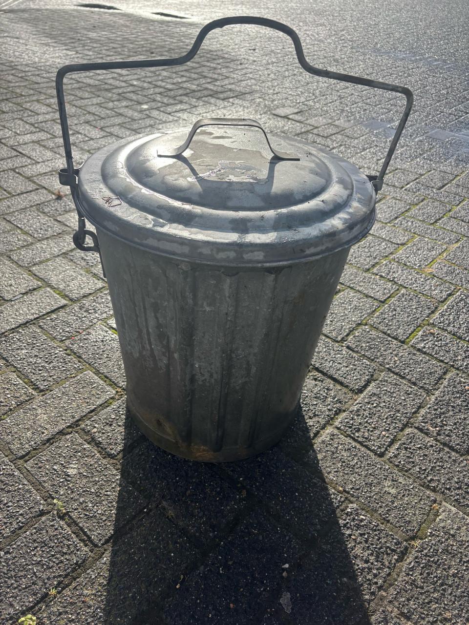 Zinken prullenbak
