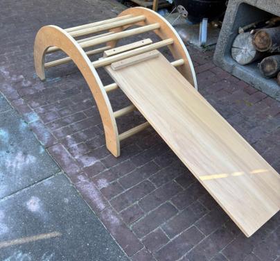 Houten klimboog met glijbaan