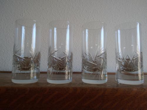 Set van 4 bewerkte kristallen glaasjes ( borrel / likeur )