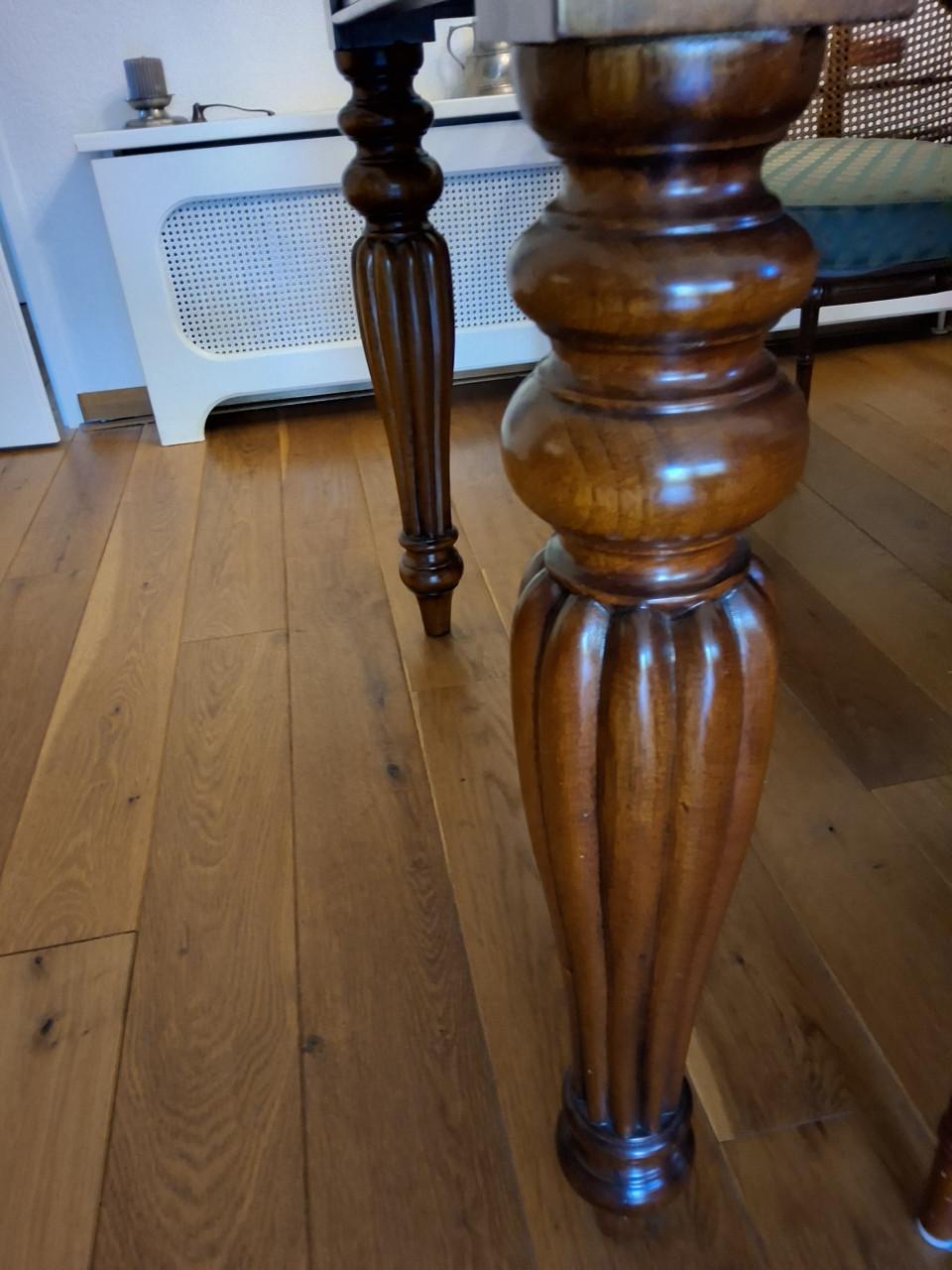 Mooie Mahoniehouten Tafel.
