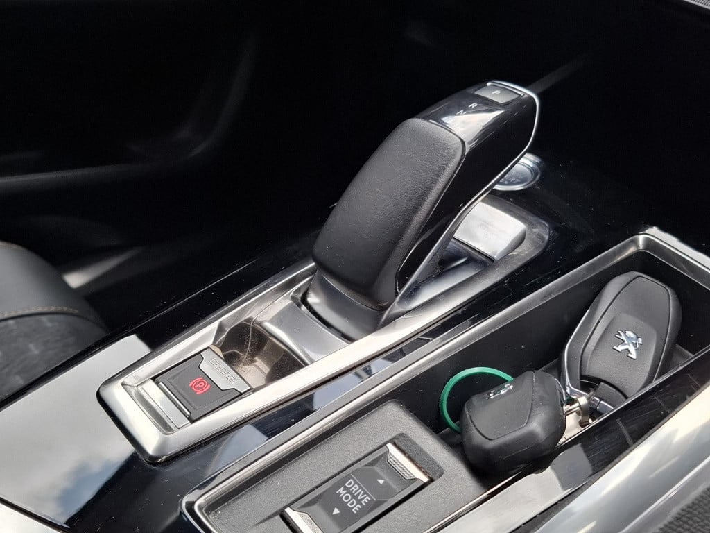 Peugeot 3008 suv 1.6 hybrid 225 eat8 automaat road trip nav/cam