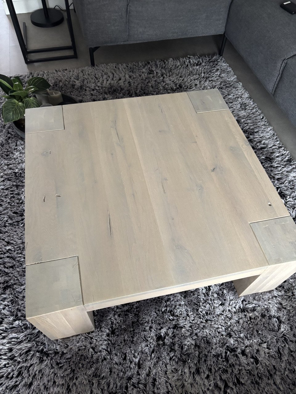 Eettafel met stoelen en salontafel