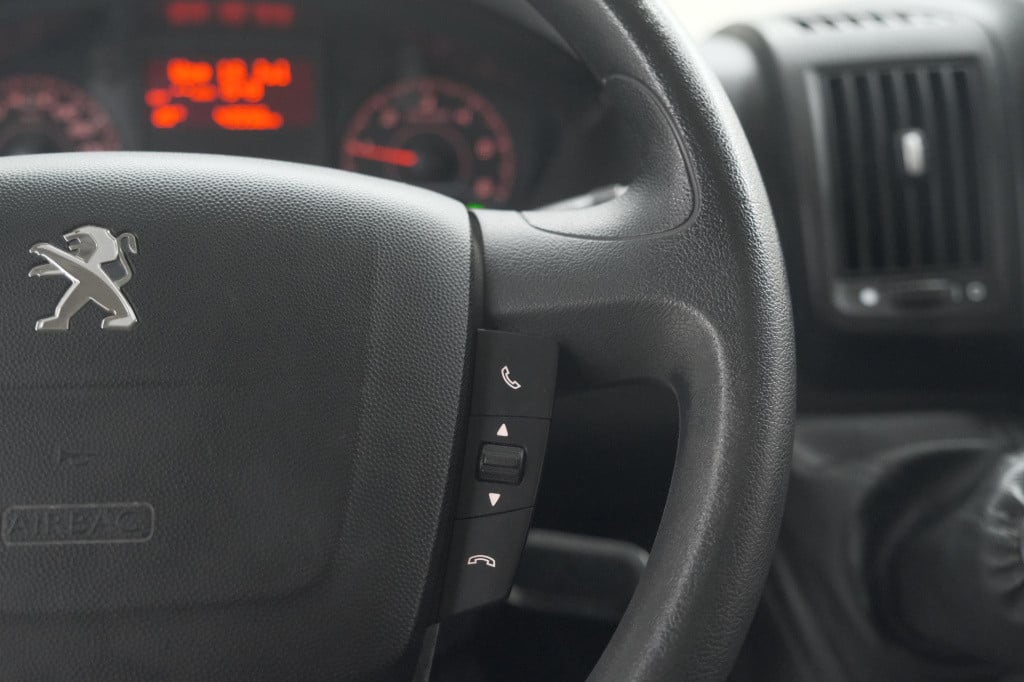 Peugeot Boxer 330 2.2 bluehdi 140 l2h2 premium | navigatie | houtenvloer in