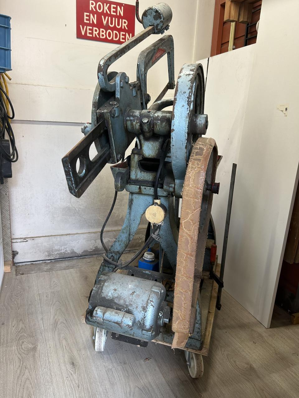 Metaal beugelzaagmachine